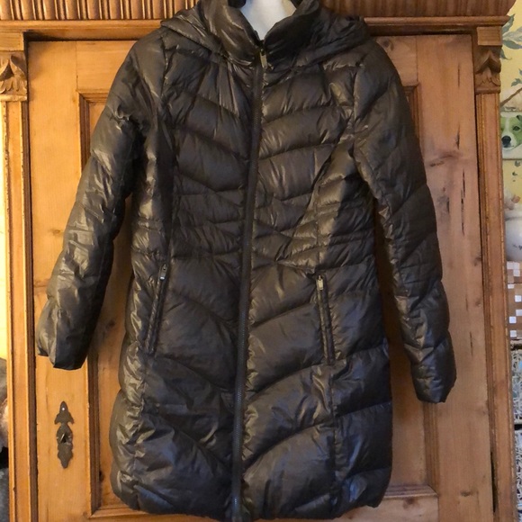 Via Spiga Jackets & Blazers - Via Spiga Quilted Down Coat with zip detachable hood.